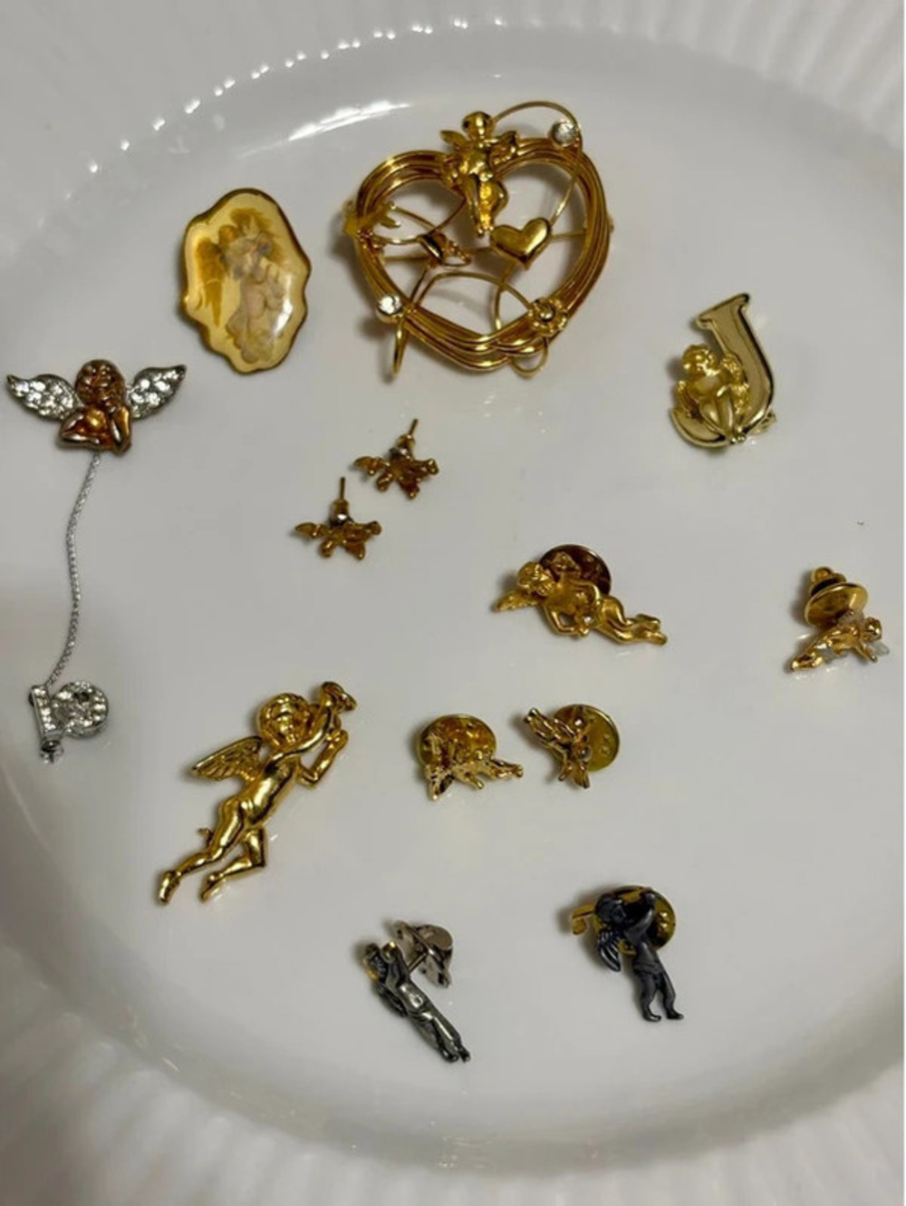 Mixed lot of cherub brooch, jewelry
